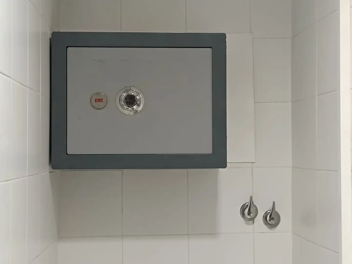 Badezimmer von Geschaftsraum zum Verkauf in Tarragona mit Klimaanlage, Parkett und Möbliert