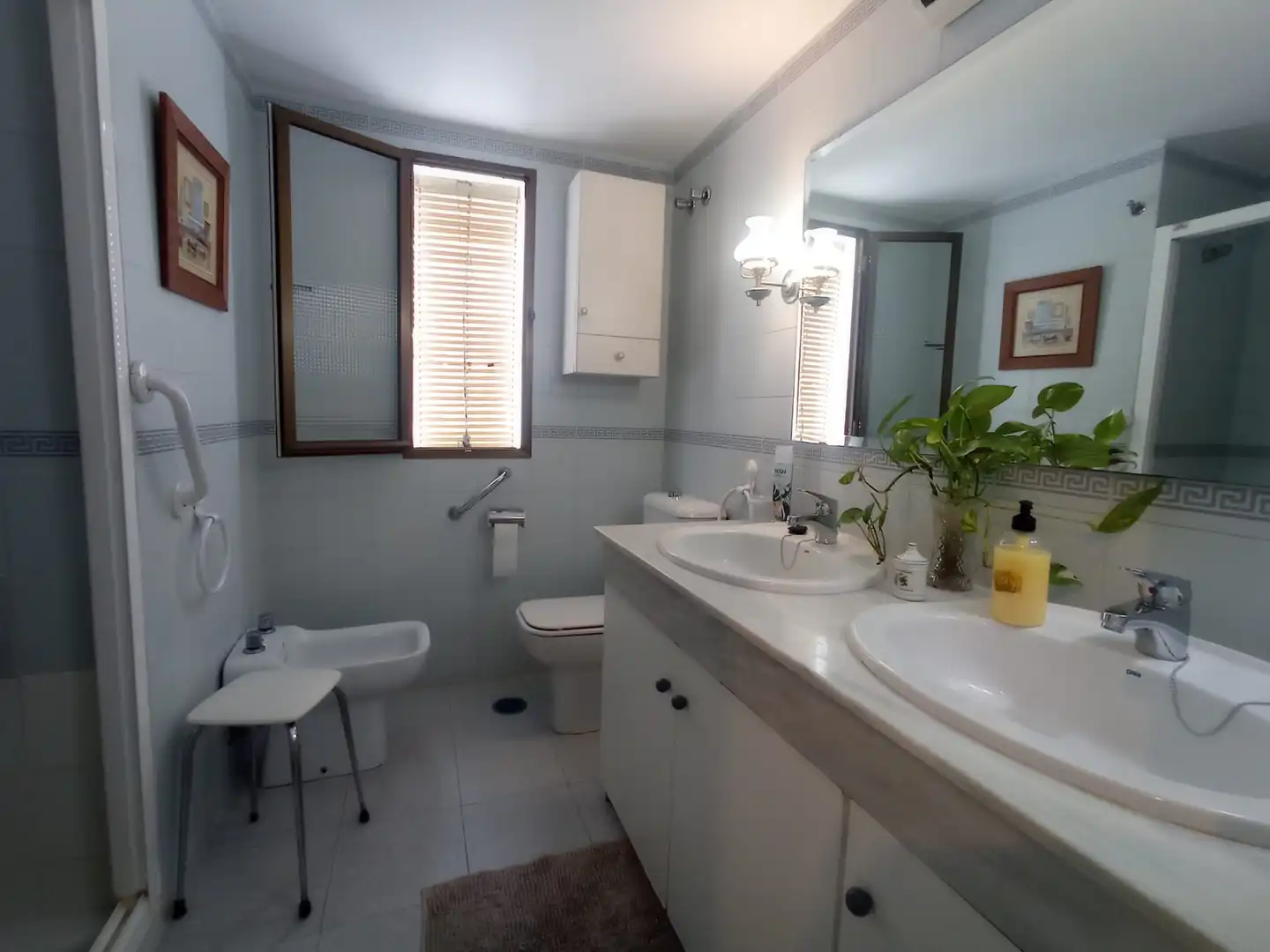 Badezimmer von Wohnung zur Miete in Fuengirola mit Klimaanlage, Terrasse und Möbliert