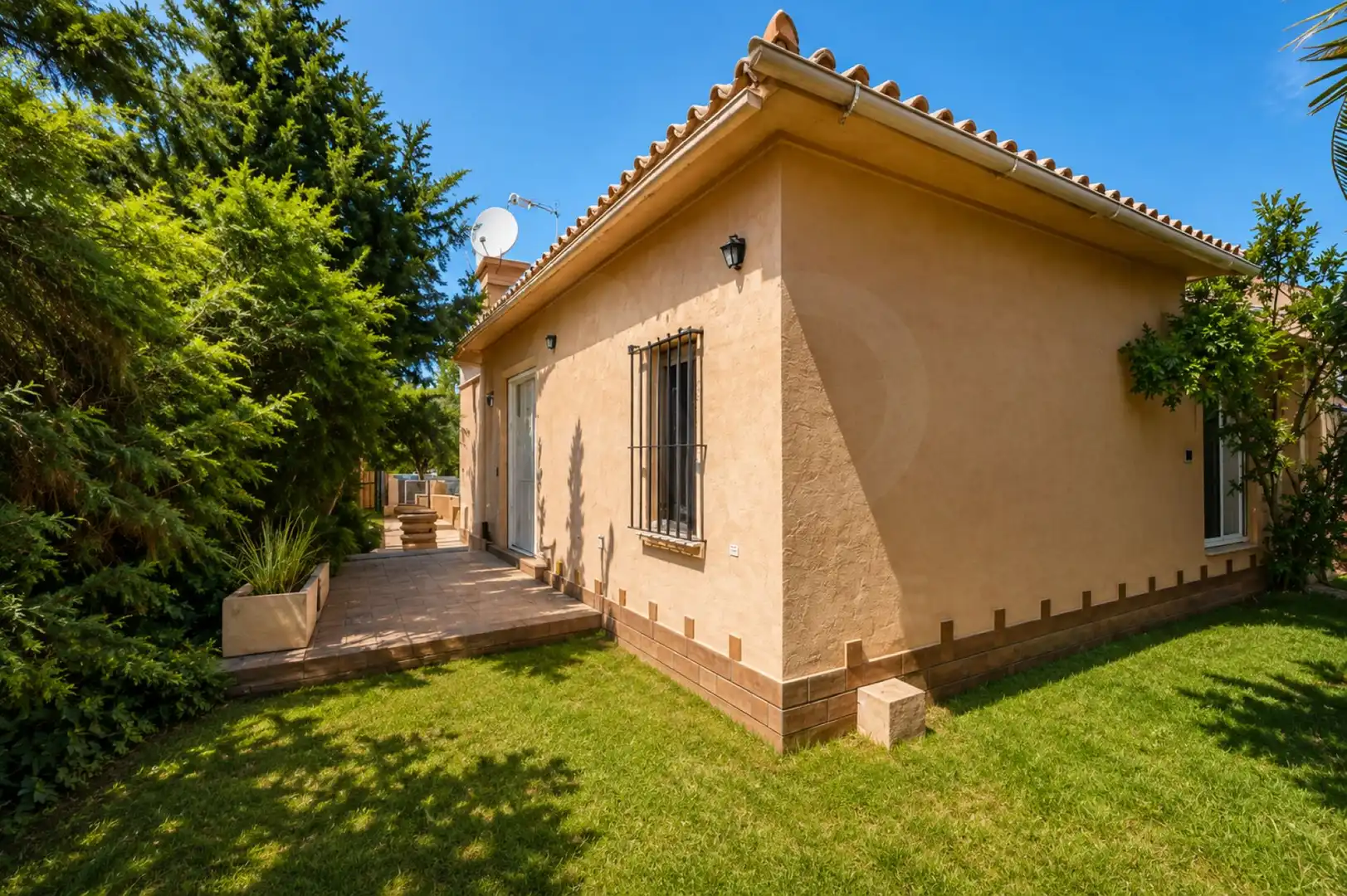 Vista exterior de Casa o xalet en venda en Marbella amb Aire condicionat i Terrassa