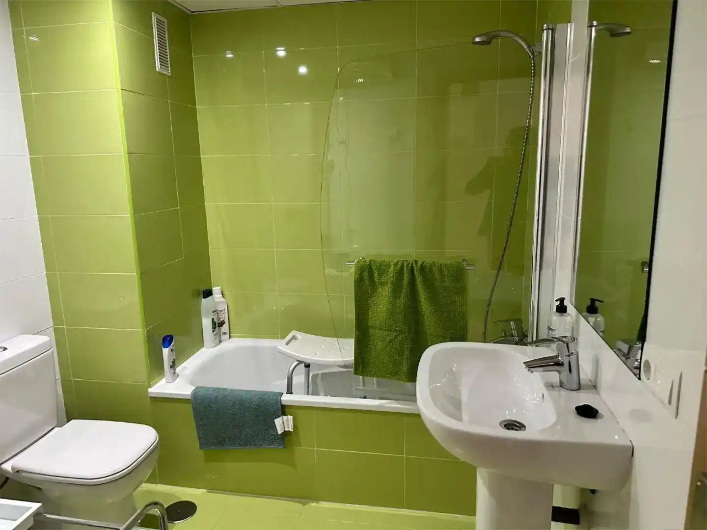 Baño de Piso de alquiler en Vélez-Málaga con Aire acondicionado, Piscina y Amueblado