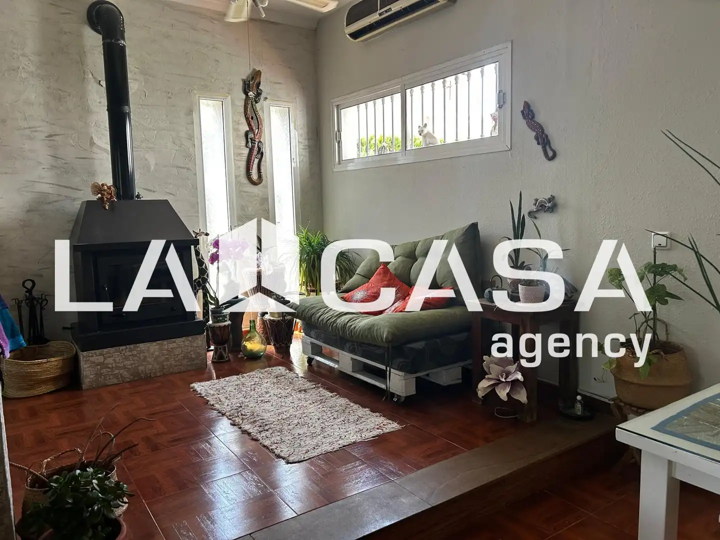 Sala d'estar de Casa o xalet en venda en Alcalá de Guadaira amb Aire condicionat, Traster i Piscina