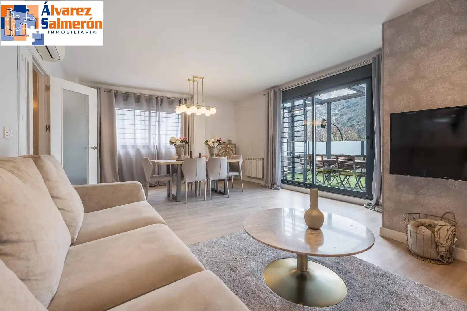 Wohnzimmer von Einfamilien-Reihenhaus zum Verkauf in Granada mit Privatgarten und Balkon