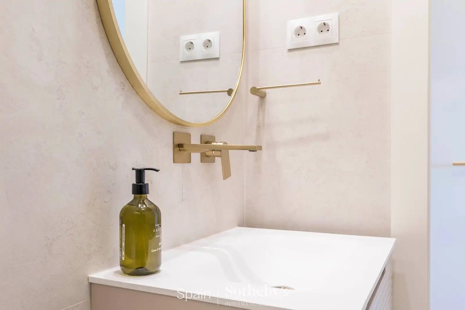 Badezimmer von Wohnungen zum Verkauf in Madrid mit Klimaanlage und Heizung