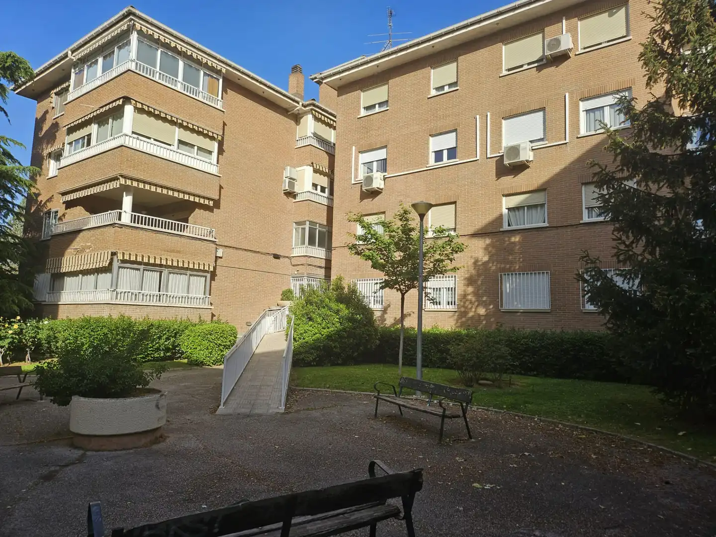 Vista exterior de Piso en venta en Alcalá de Henares con Calefacción, Parquet y Terraza