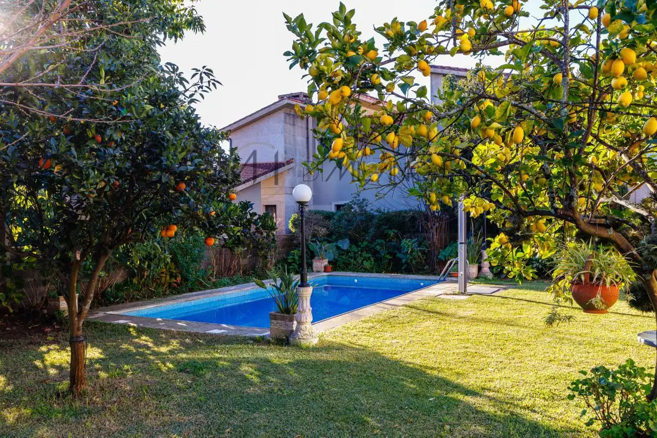 Piscina de Casa o xalet en venda en Nigrán amb Calefacció, Jardí privat i Terrassa