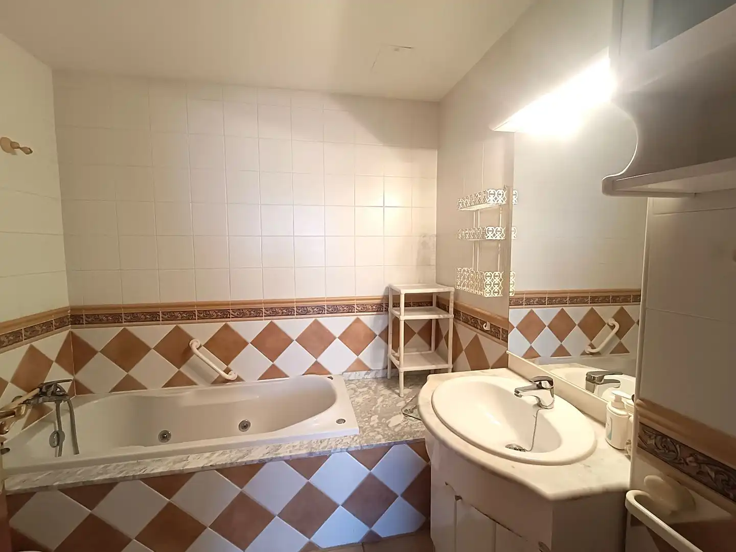 Badezimmer von Dachboden zum Verkauf in Calafell mit Klimaanlage, Heizung und Terrasse