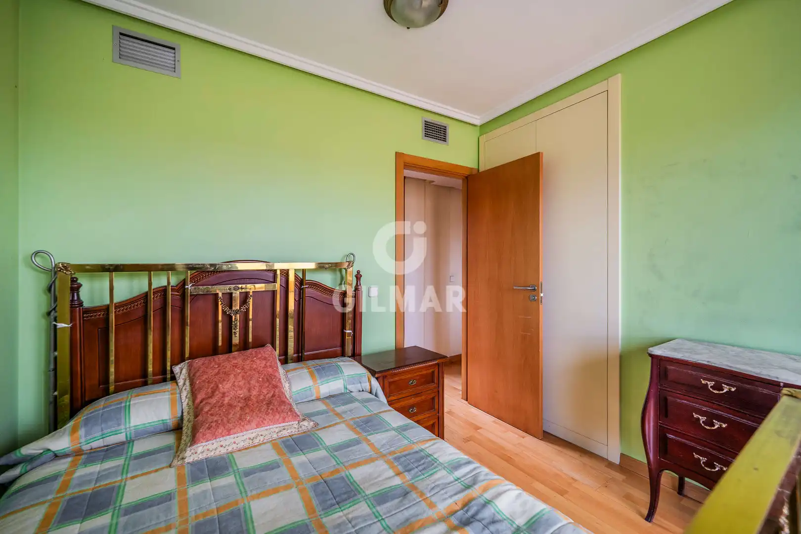 Schlafzimmer von Dachboden zum Verkauf in Madrid mit Heizung, Privatgarten und Abstellraum
