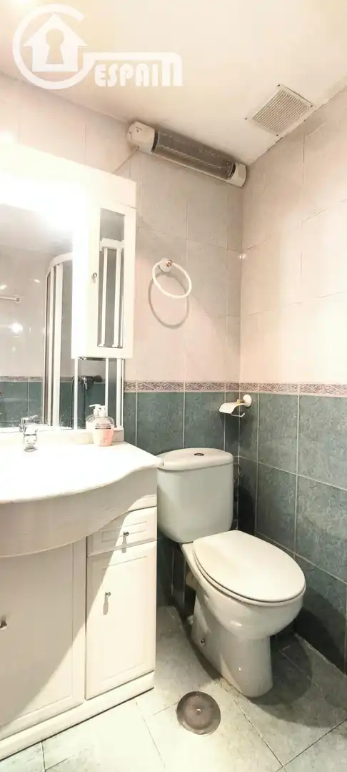Baño de Piso en venta en Madrid con Calefacción, Terraza y Amueblado