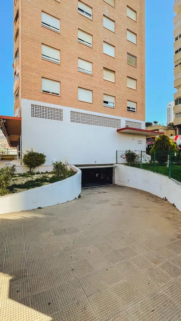 Aparcament de Pis en venda en Benidorm amb Aire condicionat, Jardí privat i Terrassa