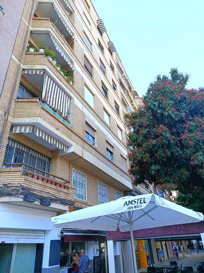 Vista exterior de Piso en venta en Valencia con Balcón y Alarma