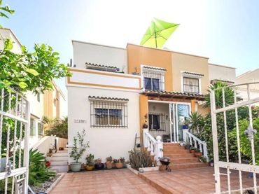 Adossat amb balcó en venda a Orihuela Costa