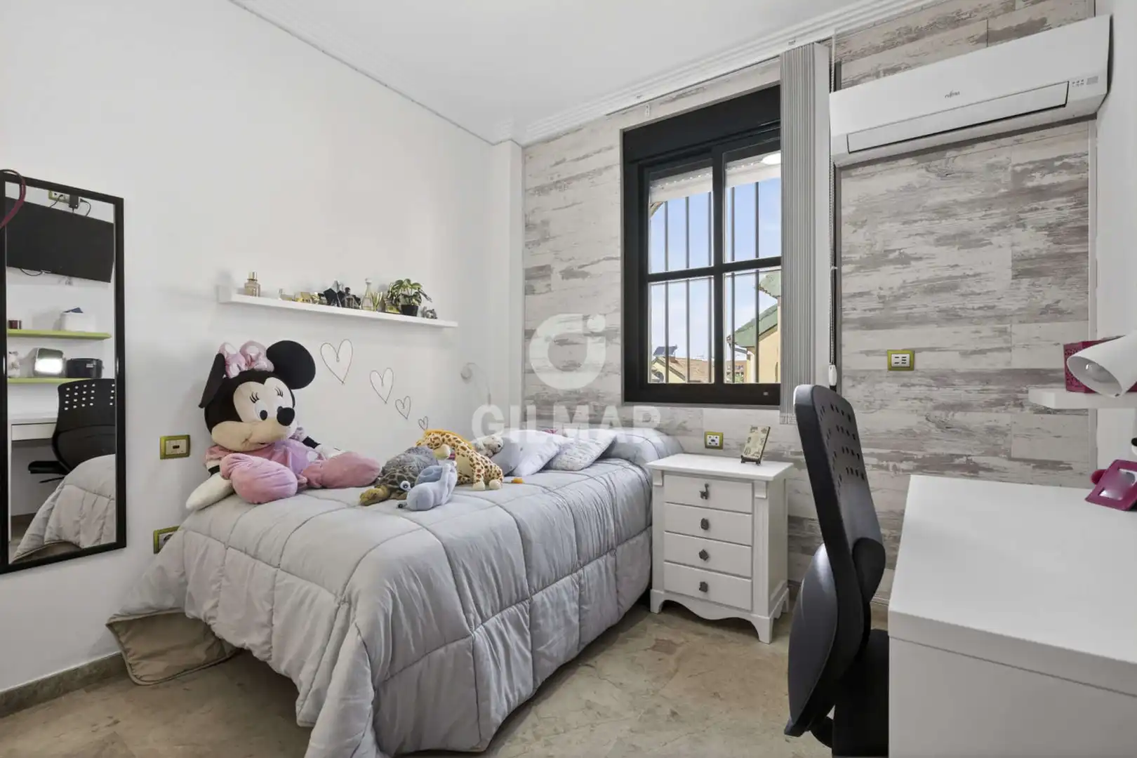 Dormitori de Casa adosada en venda en Montequinto amb Calefacció i Jardí privat