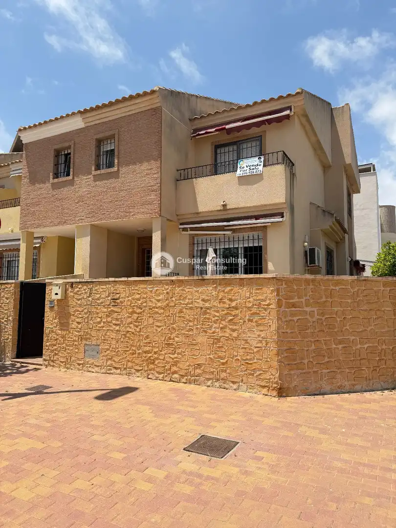 Vista exterior de Casa adosada en venta en San Pedro del Pinatar con Aire acondicionado, Calefacción y Terraza