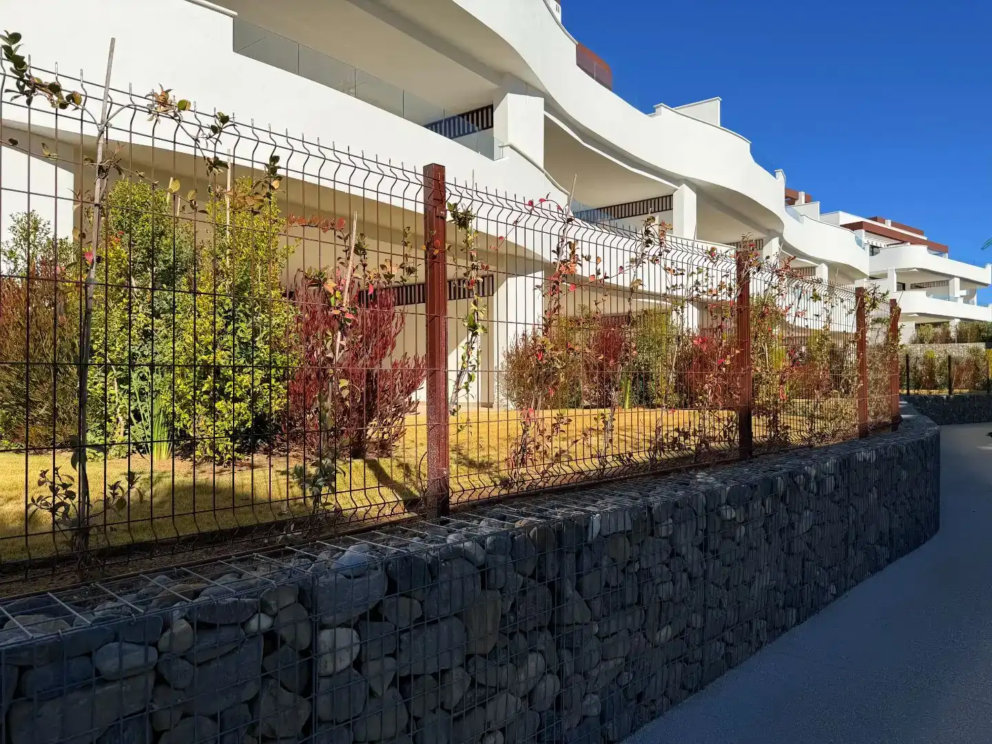 Vista exterior de Pis en venda en Benahavís amb Aire condicionat i Piscina