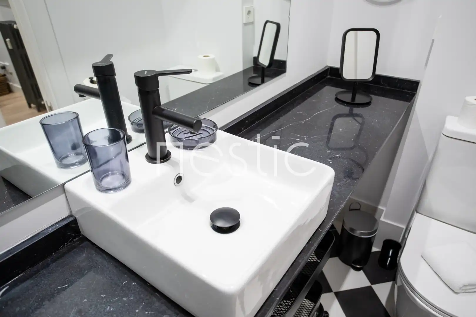 Bany de Apartament de lloguer en Madrid amb Aire condicionat, Calefacció i Moblat