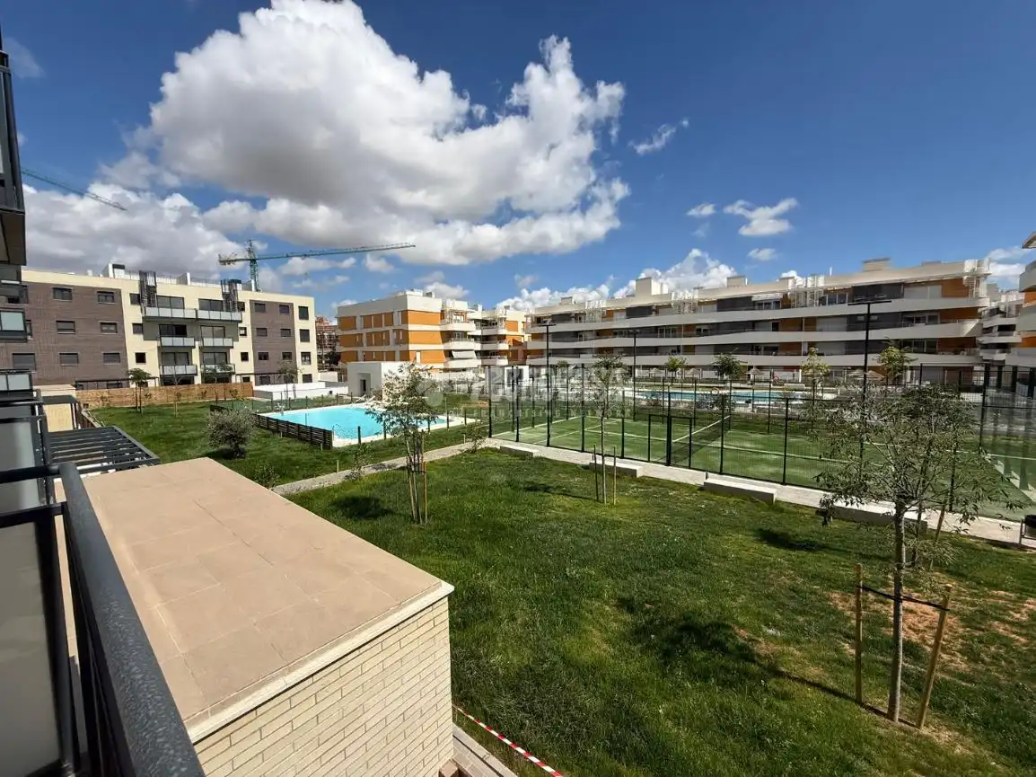 Vista exterior de Piso de alquiler en Camas con Terraza y Trastero