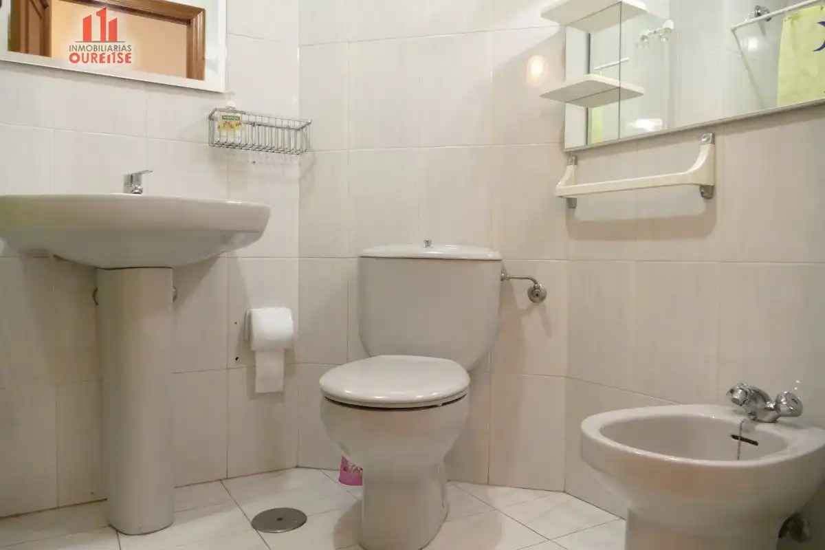 Baño de Piso de alquiler en Ourense Capital  con Calefacción, Amueblado y Balcón