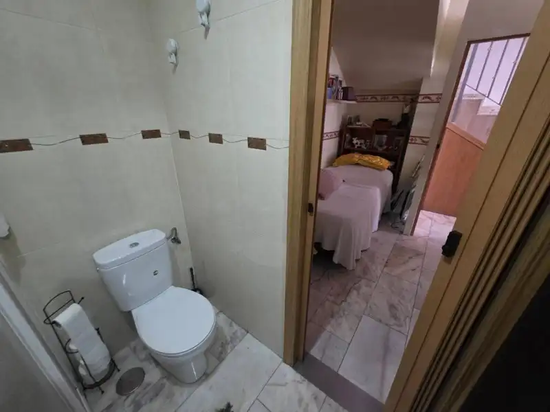 Bany de Casa o xalet en venda en Plasencia amb Aire condicionat, Jardí privat i Terrassa