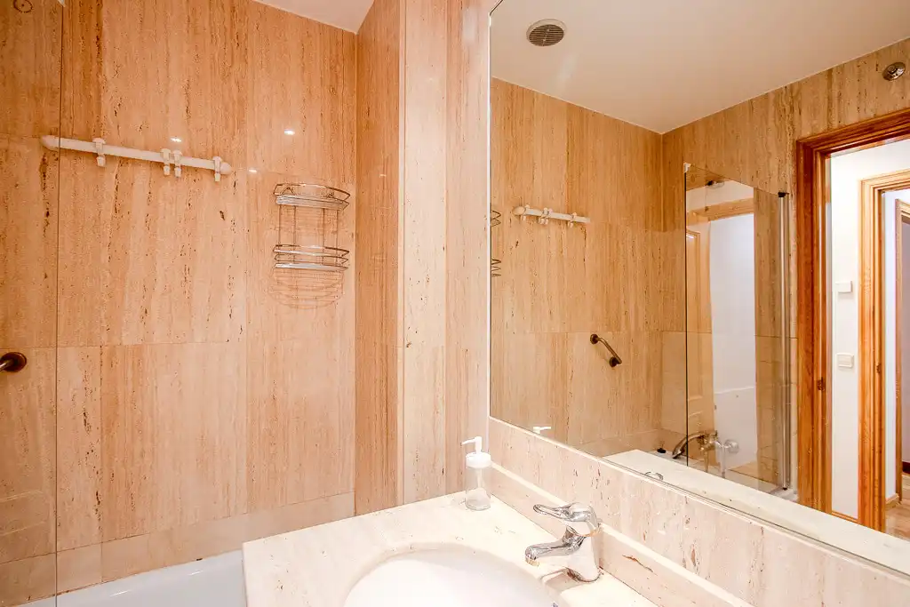 Bathroom of Flat for rent in Madrid  with Air Conditioner, Private garden and Storage room