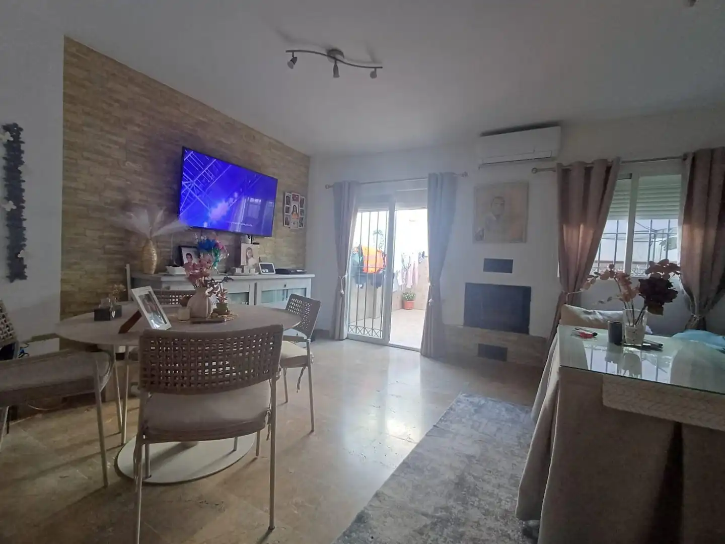 Wohnzimmer von Einfamilien-Reihenhaus zum Verkauf in Coria del Río