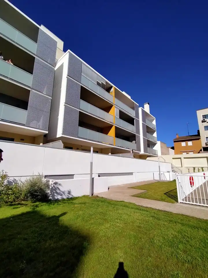 Außenansicht von Wohnung zum Verkauf in Zaragoza mit Klimaanlage, Heizung und Terrasse