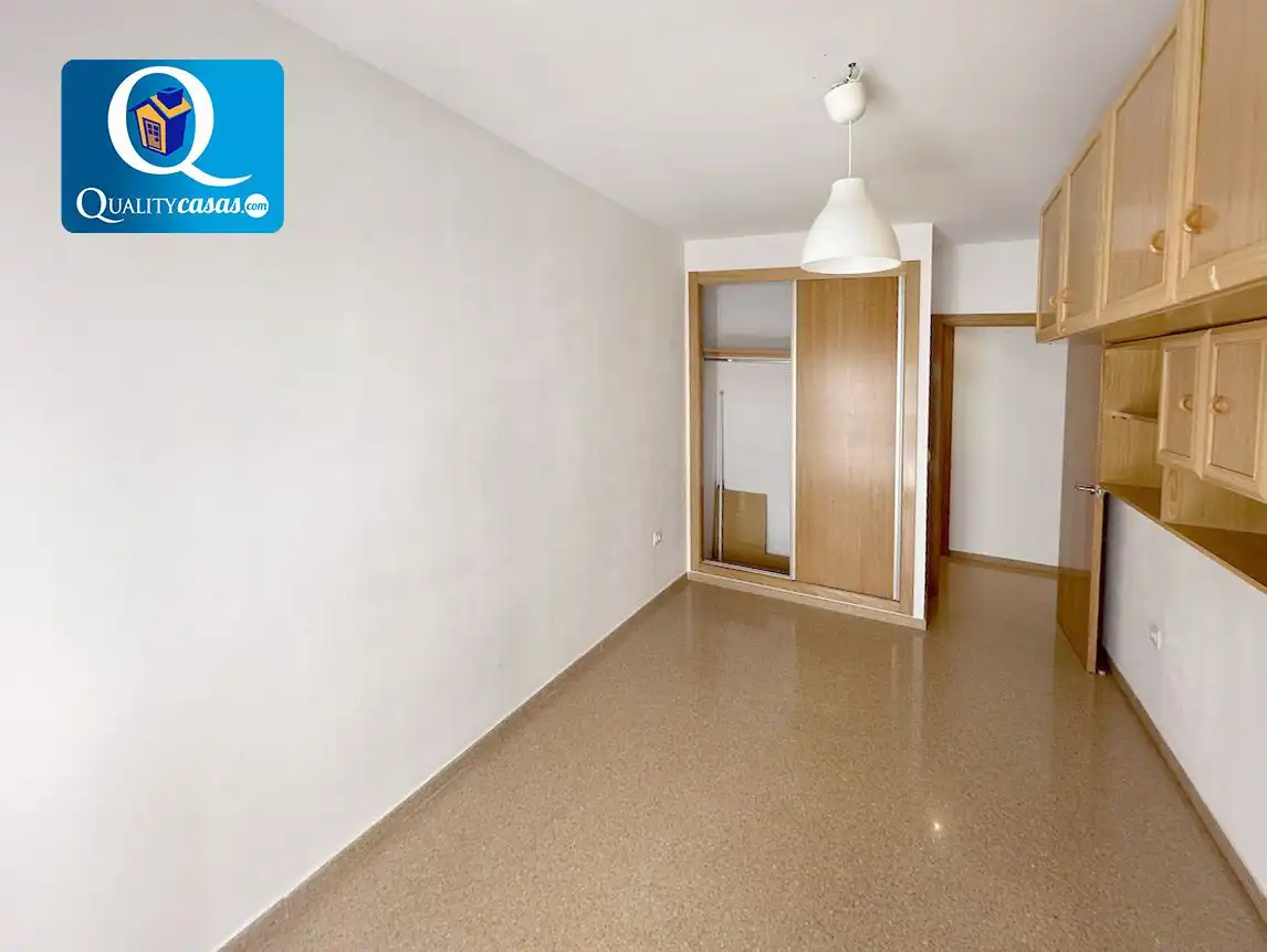 Habitación de Piso en venta en Alicante / Alacant con Terraza y Trastero