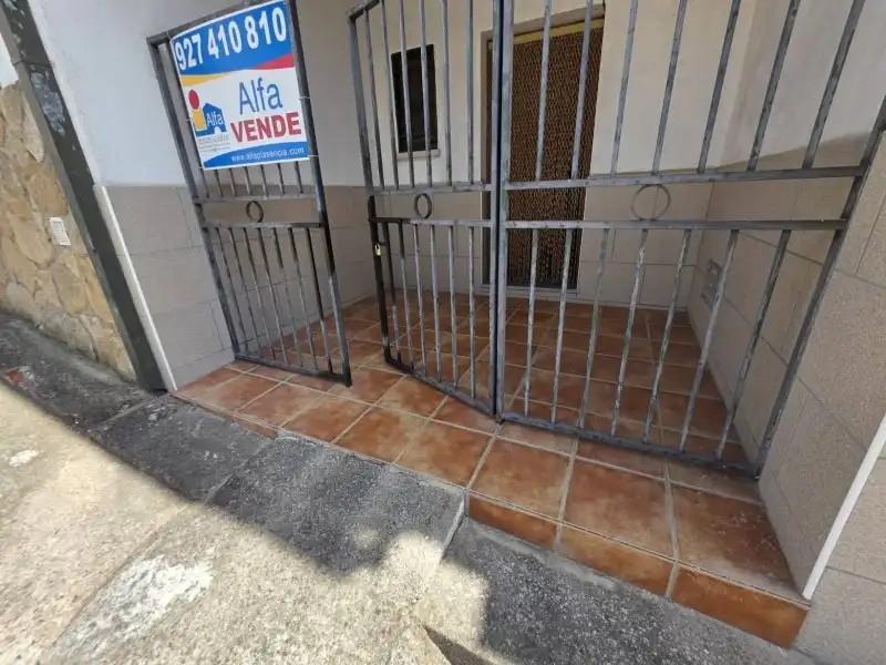Aparcament de Casa o xalet en venda en Valdeobispo amb Aire condicionat, Jardí privat i Terrassa