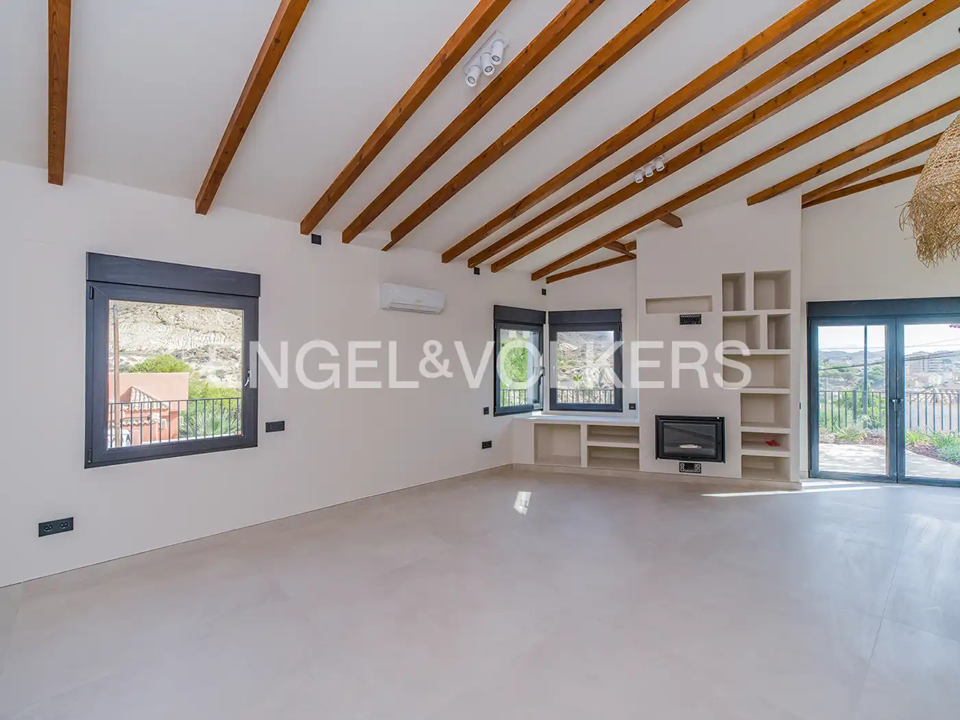 Sala d'estar de Casa o xalet en venda en El Campello amb Aire condicionat, Calefacció i Jardí privat