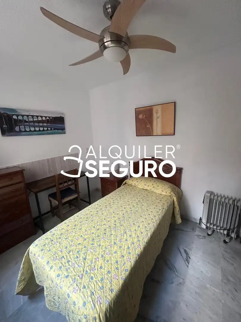 Bedroom of Flat for rent in Granada  with Air Conditioner and Furnished