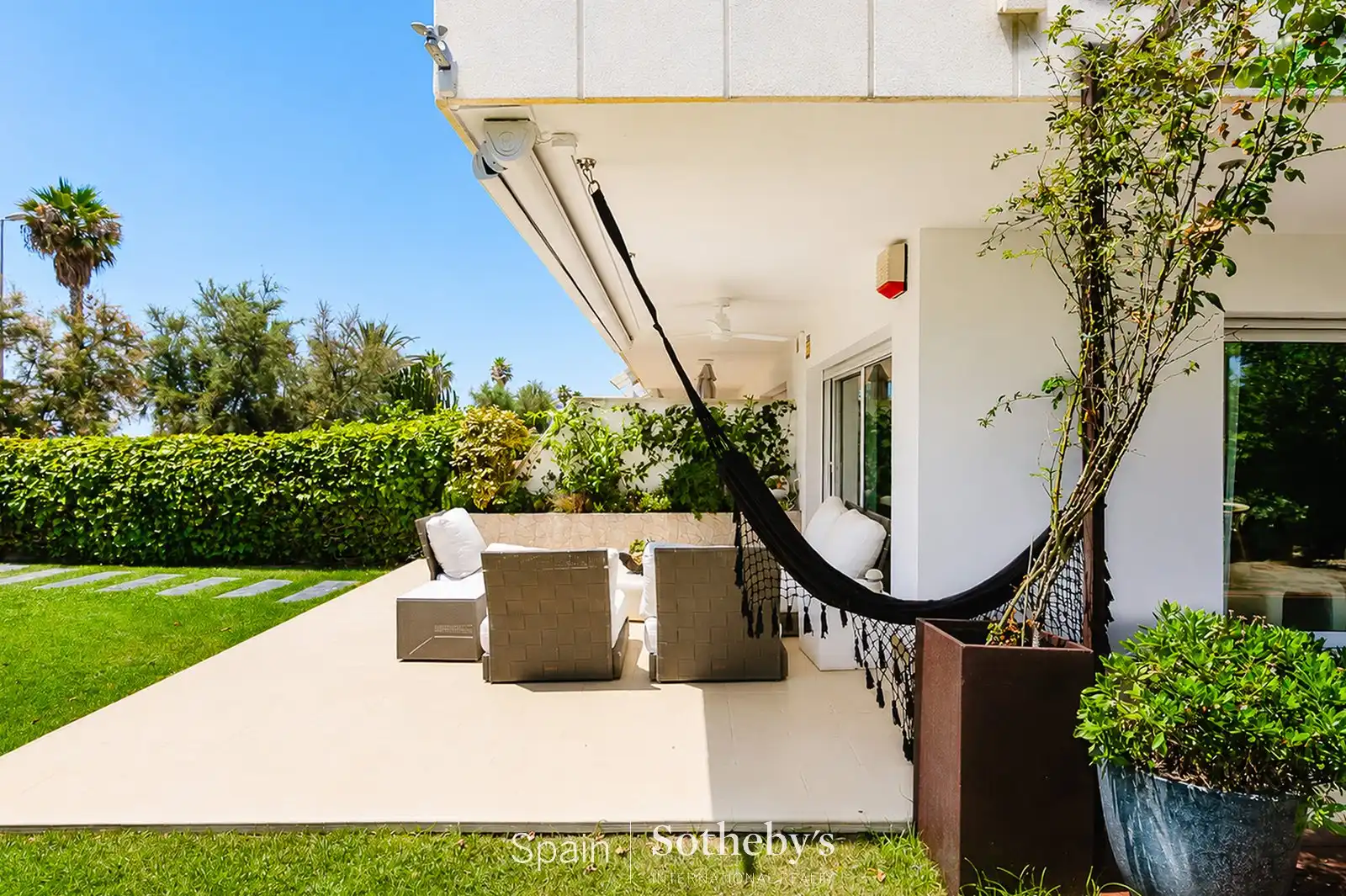 Terrasse von Wohnungen zum Verkauf in Sitges mit Klimaanlage, Heizung und Privatgarten