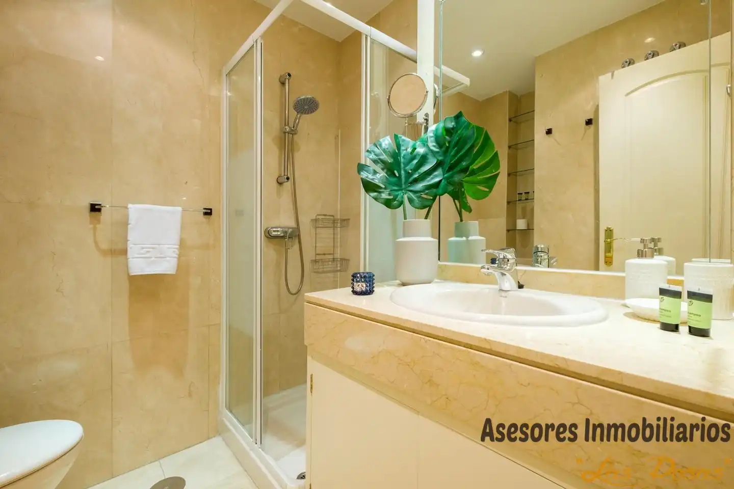 Badezimmer von Wohnung zur Miete in Madrid mit Klimaanlage und Möbliert