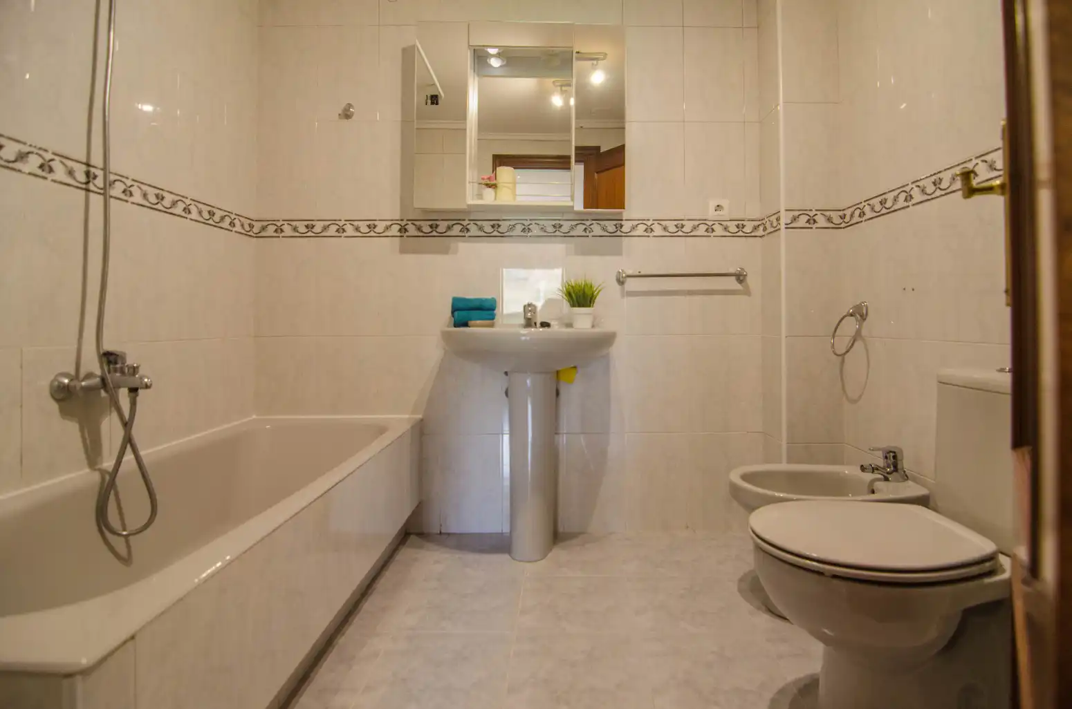 Badezimmer von Erdgeschoss zum Verkauf in Ampuero mit Heizung, Parkett und Möbliert