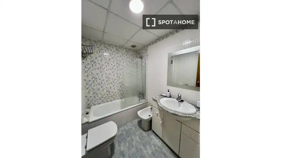 Baño de Piso de alquiler en Moncada con Aire acondicionado, Calefacción y Amueblado