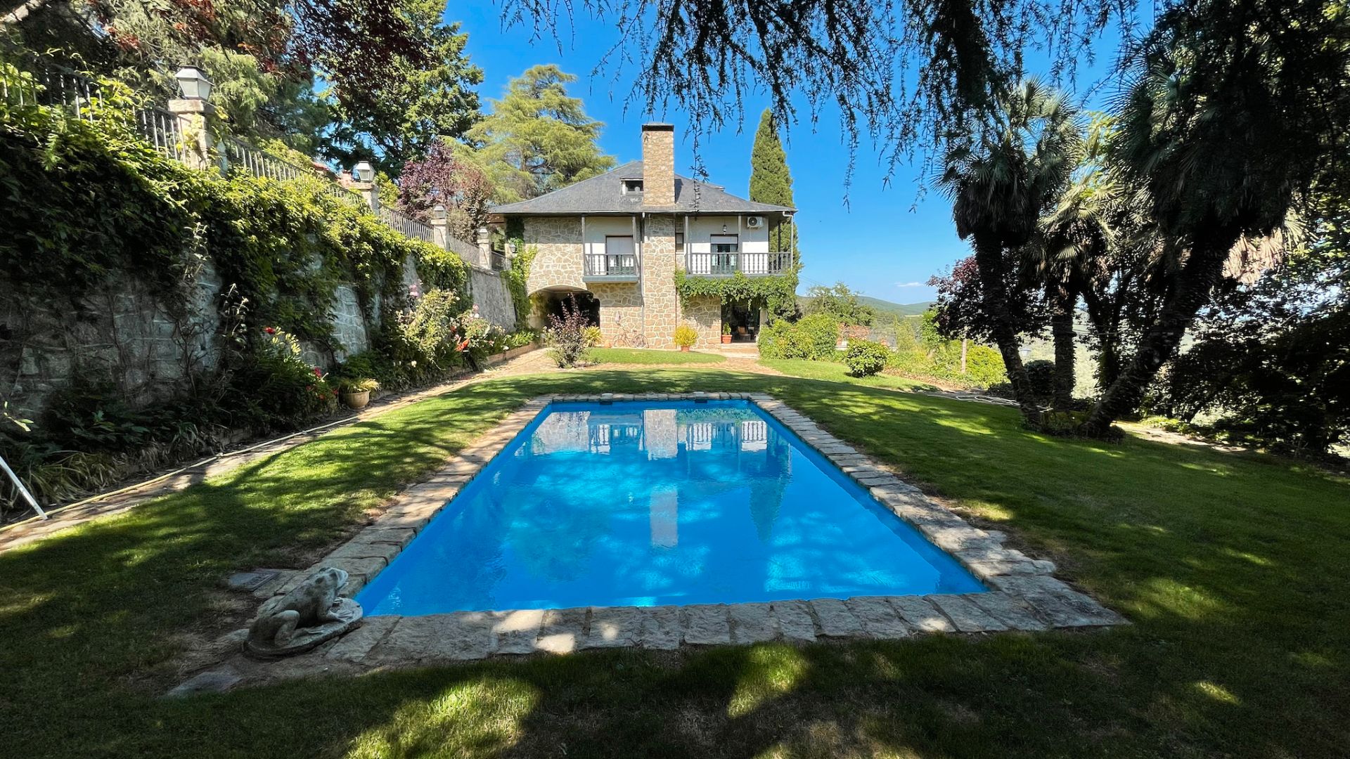 Piscina de Casa o xalet en venda en Poyales del Hoyo amb Calefacció, Jardí privat i Terrassa