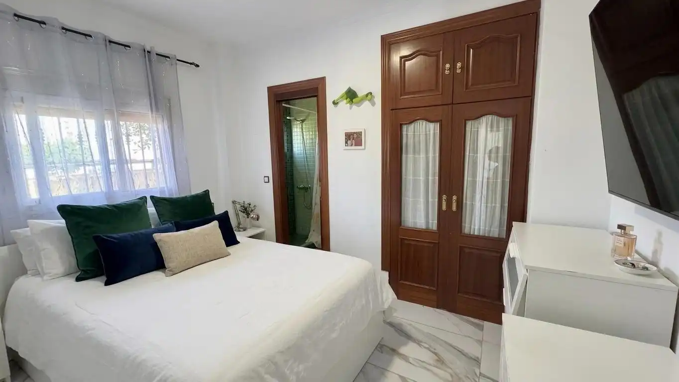 Habitación de Casa o chalet en venta en Alhaurín de la Torre con Aire acondicionado, Calefacción y Jardín privado