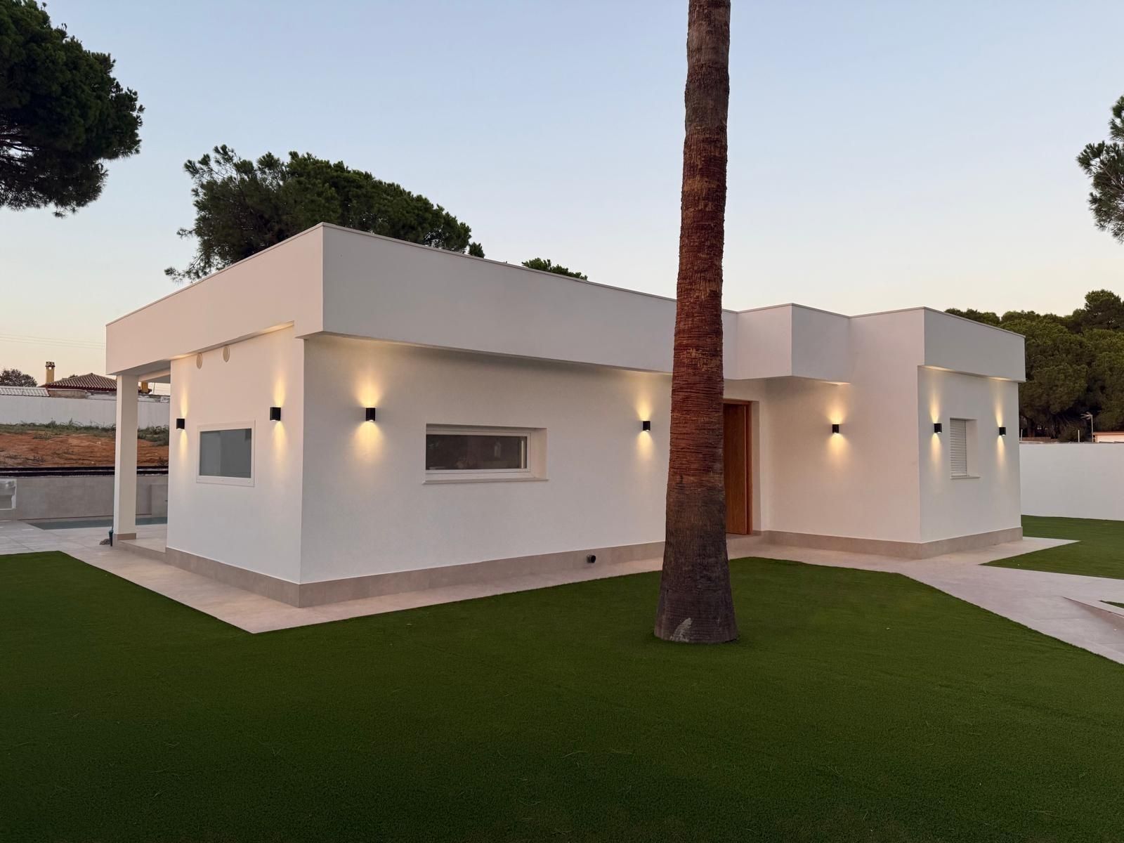 Vista exterior de Casa o xalet en venda en Chiclana de la Frontera amb Piscina