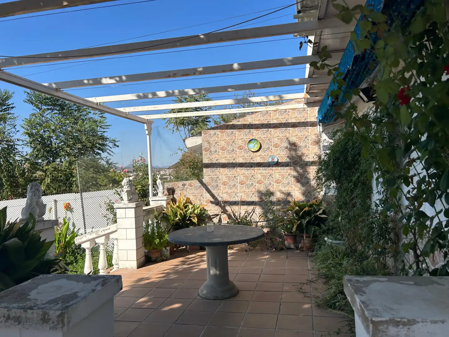 Terrasse von Einfamilien-Reihenhaus zum Verkauf in Santa Cruz del Retamar mit Klimaanlage, Heizung und Privatgarten