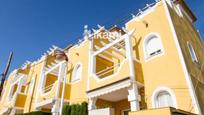 Vista exterior de Casa adosada en venda en Benidorm amb Aire condicionat, Terrassa i Piscina