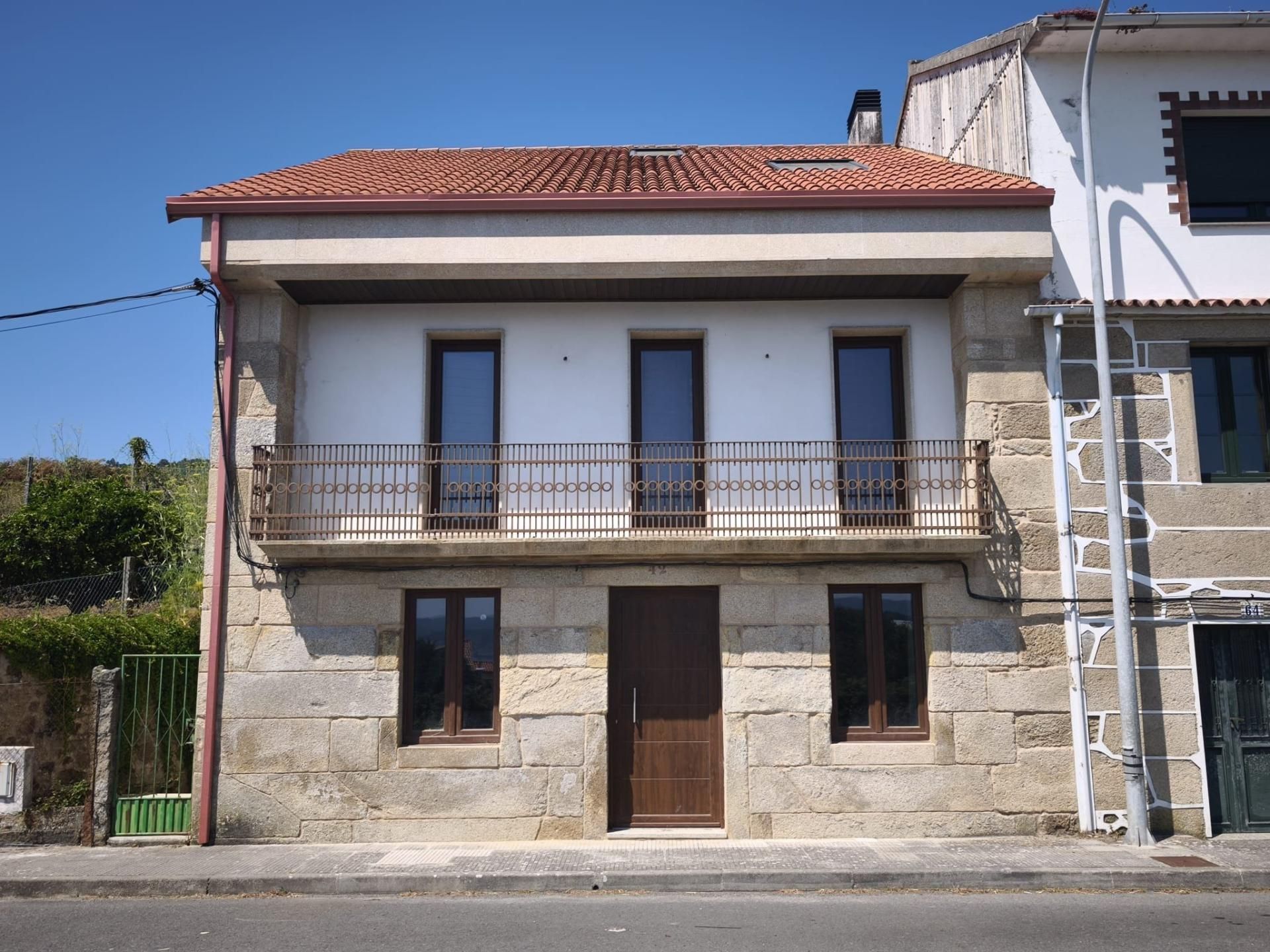 Vista exterior de Casa adosada en venda en Outes amb Balcó