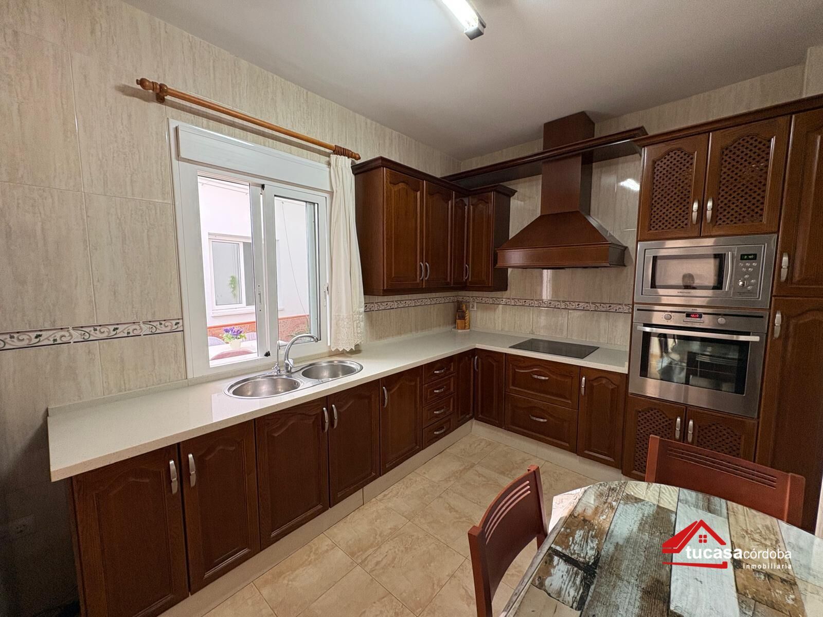 Cuina de Casa adosada en venda en  Córdoba Capital amb Aire condicionat, Traster i Moblat