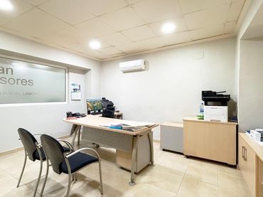 Locale commerciale in affitto a Calle PROGRES 17