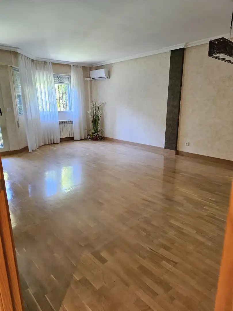 Sala d'estar de Pis de lloguer en Majadahonda amb Aire condicionat, Calefacció i Jardí privat