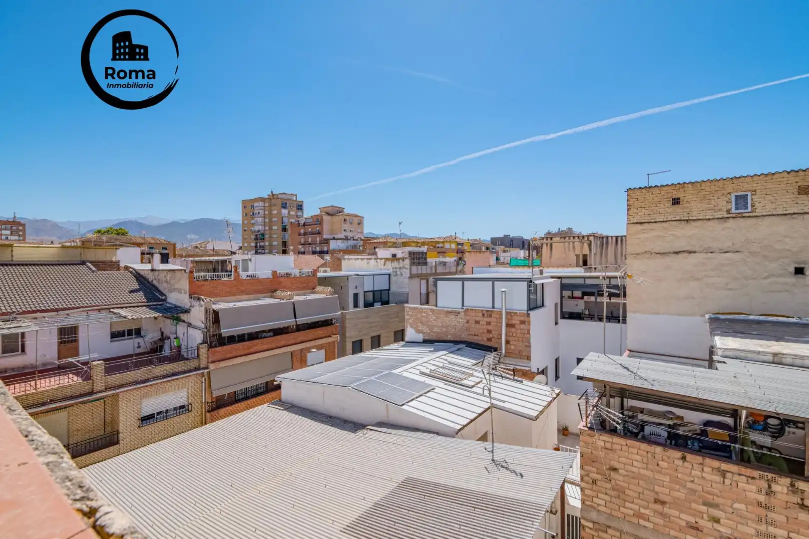 Vista exterior de Casa adosada en venda en Granada amb Aire condicionat, Terrassa i Moblat
