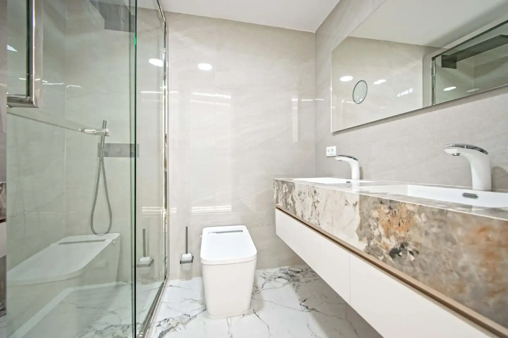 Bathroom of Flat for sale in Sevilla  with Air Conditioner, Heating and Furnished