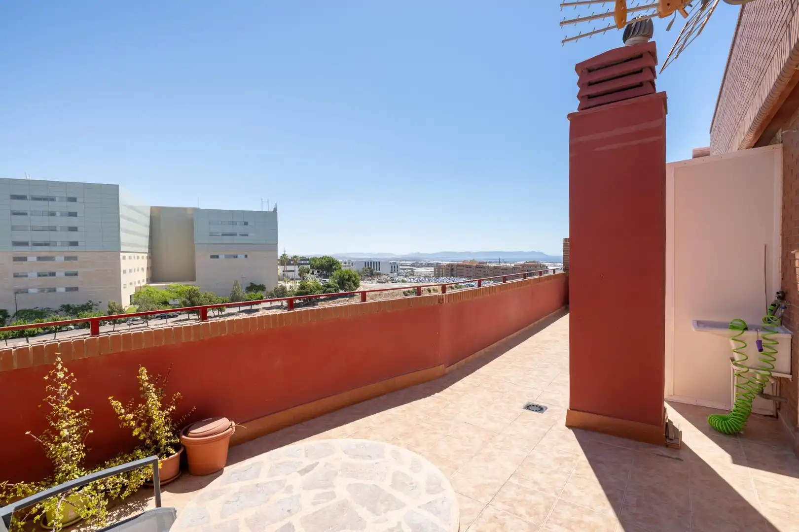 Terraza de Ático de alquiler en Almería con Aire acondicionado, Calefacción y Jardín privado