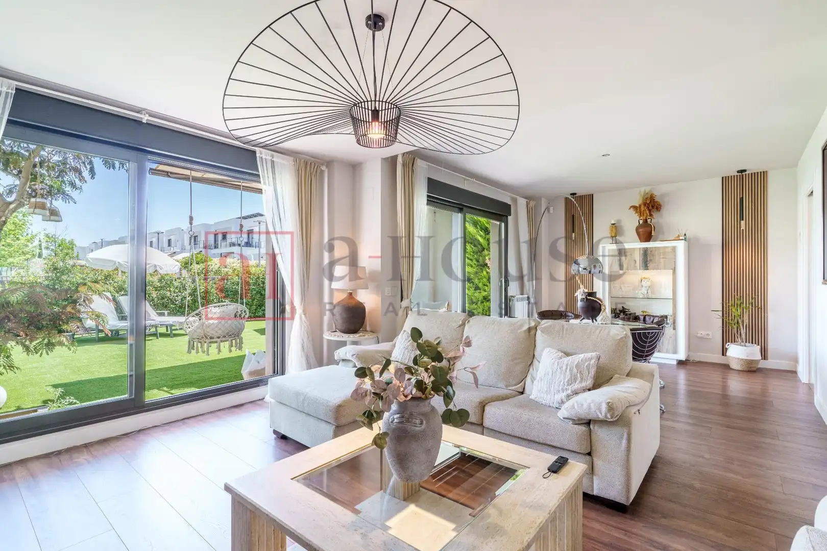 Sala de estar de Casa adosada en venta en Boadilla del Monte con Aire acondicionado, Calefacción y Jardín privado