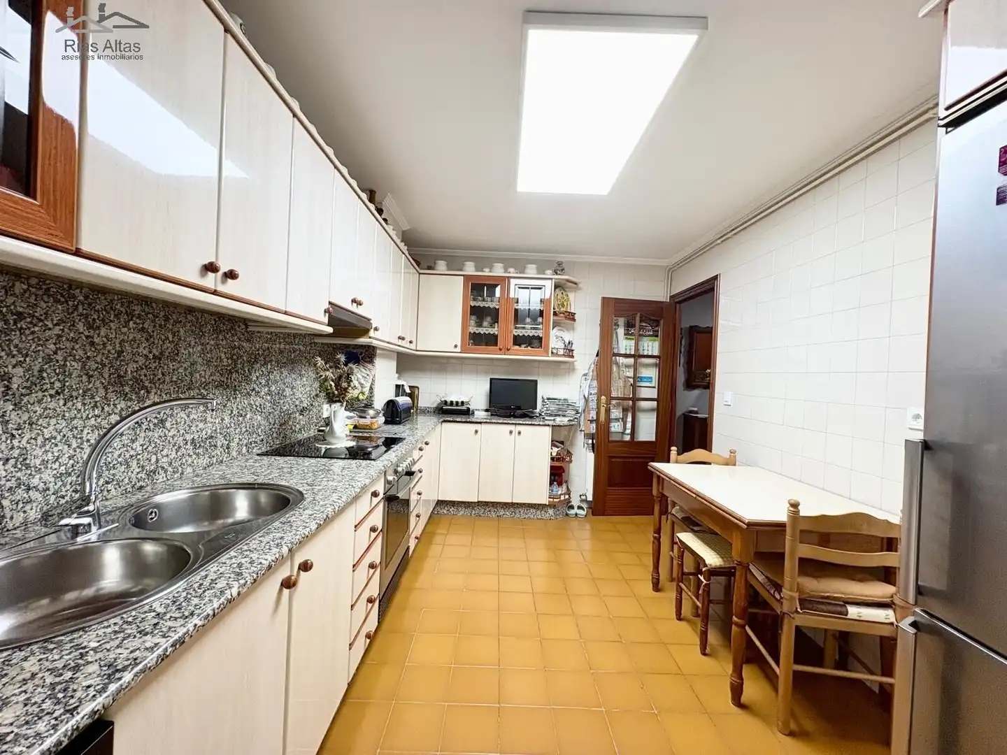 Cocina de Piso en venta en A Coruña Capital  con Calefacción, Jardín privado y Trastero