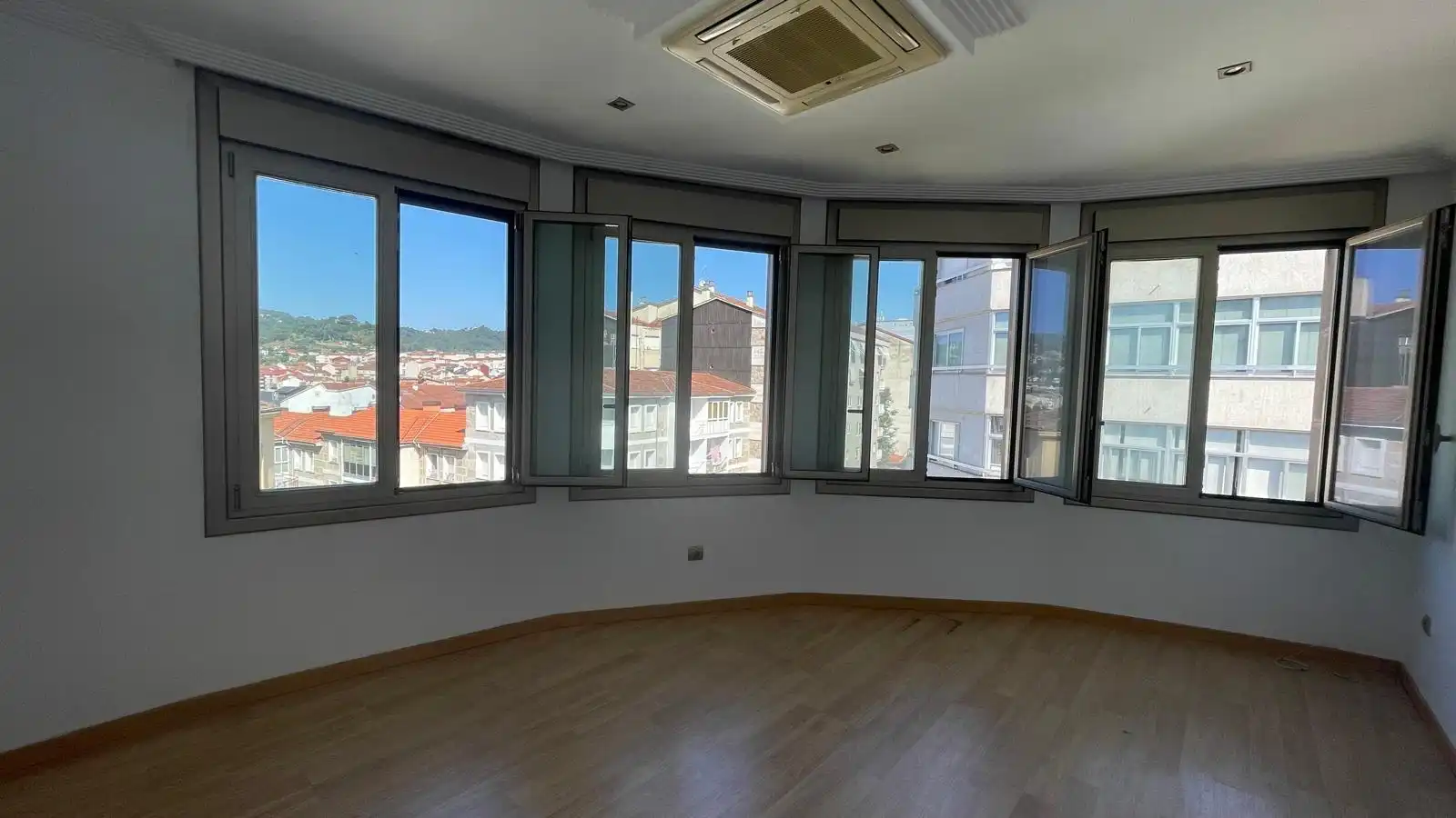 Wohnung zum Verkauf in Ourense Capital  mit Klimaanlage, Heizung und Privatgarten
