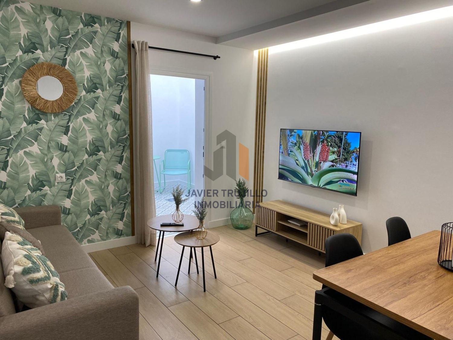 Sala d'estar de Planta baixa de lloguer en Vélez-Málaga amb Aire condicionat, Terrassa i Moblat