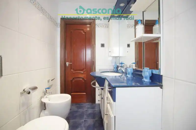 Bathroom of Flat for sale in Basauri   with Heating and Furnished